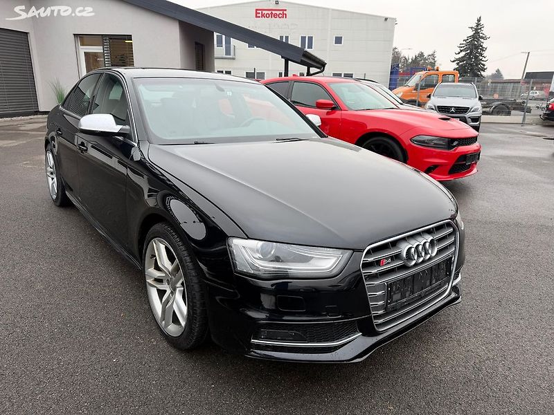 Audi S4 Manual QUATTRO - fotka 4 z 15