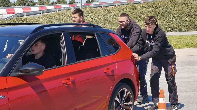 Součástí akce byla i oddychová soutěž v tlačení auta.