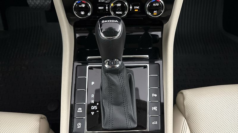 Škoda Superb 1.5 TSI DSG L&K Combi - fotka 28 z 33