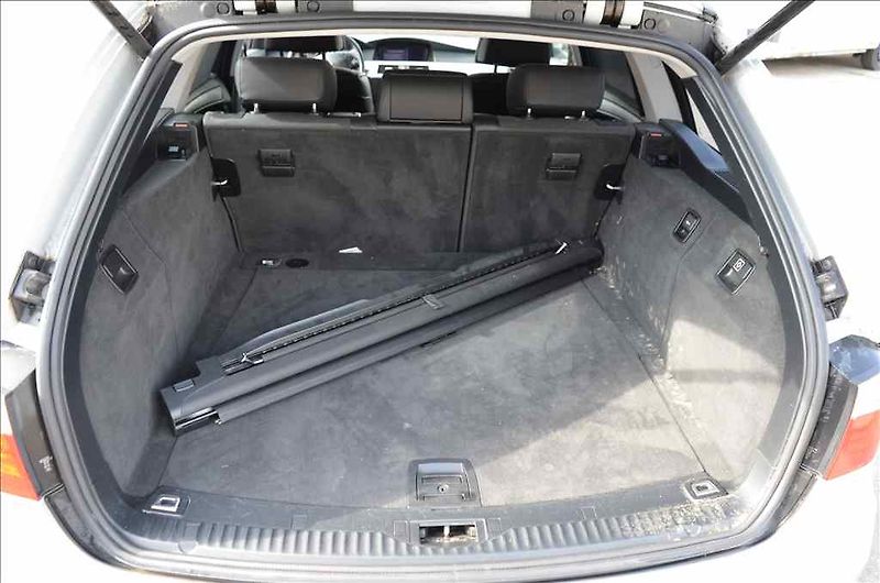 BMW Řada 5 (2008) 560 TOURING - fotka 16 z 33