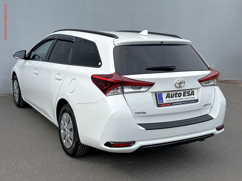 Toyota Auris (2015) 1.6i, ČR, autoAC - fotka 6 z 14