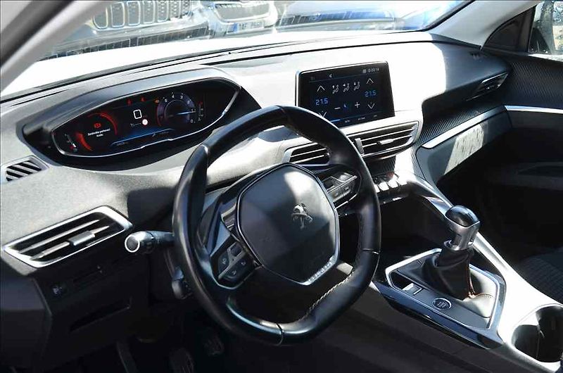 Peugeot 3008 (2019) 1,2 - fotka 9 z 18