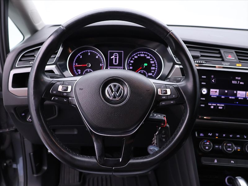 Volkswagen Touran 2,0 TDI 110kW DSG LED 1.Maj. - fotka 16 z 35