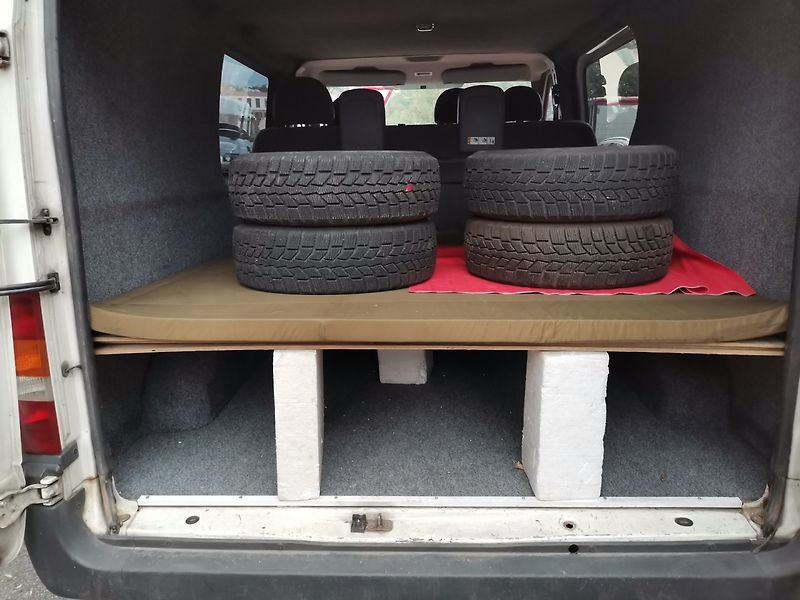 Ford Transit (2001) 2.0Di 55kw 6 míst +Spaní Tažné - fotka 17 z 25