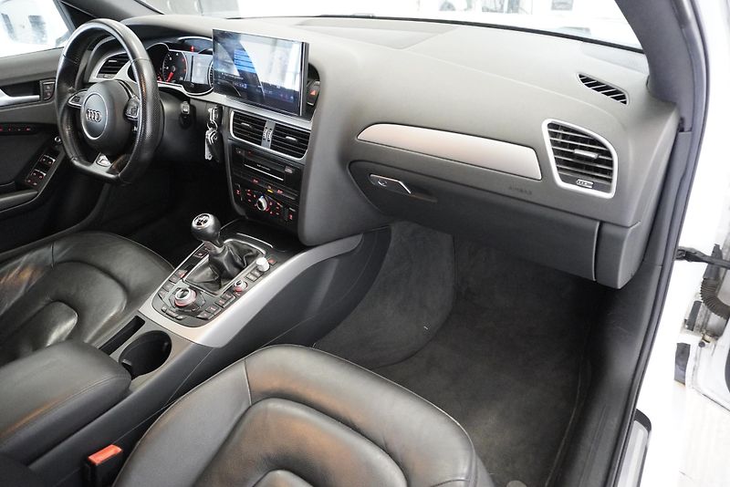 Audi A4 2,0 TDI S-LINE - fotka 26 z 30