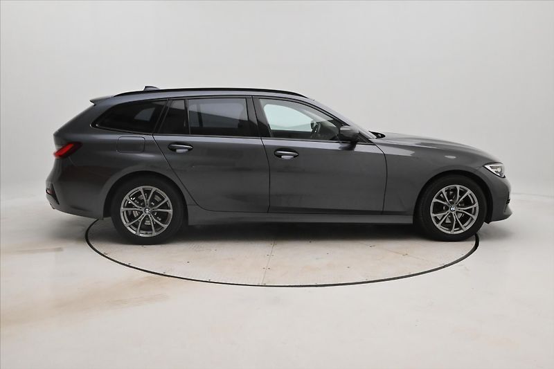 BMW Řada 3 2,0 320d 140 kW SportTouring S - fotka 4 z 32