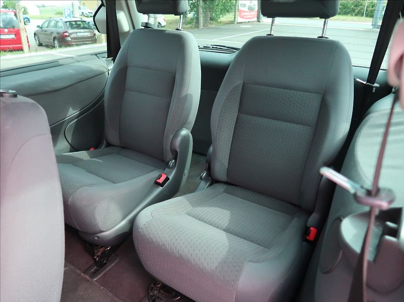 Volkswagen Sharan 1,9 TDi,96kW,7míst,aut.klima - fotka 18 z 24