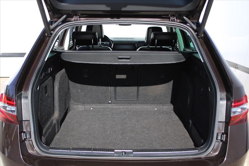 Škoda Superb 2.0TDI 140kW DSG L&K ČR - fotka 11 z 33