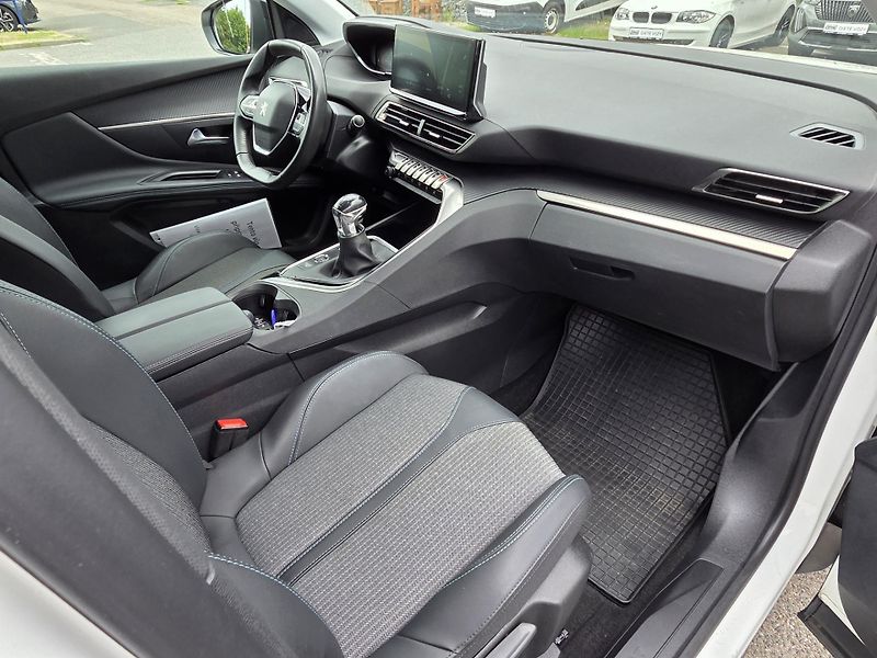 Peugeot 3008 (2023) 1.5 BHDi 130 ALLURE MAN6 - fotka 12 z 27