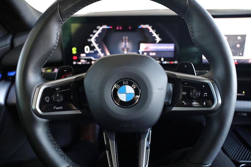 BMW Řada 5 520d xDrive - fotka 28 z 32