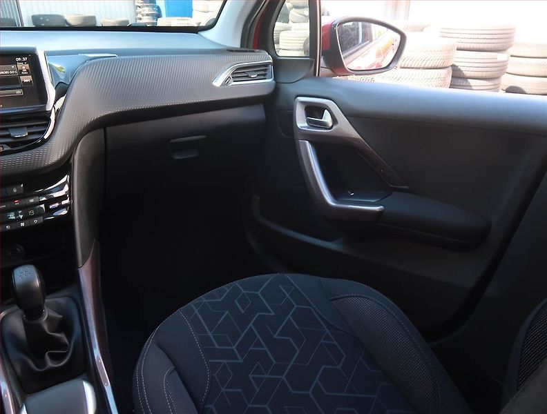 Peugeot 2008 (2016) Active 1.2 PureTech - fotka 8 z 19