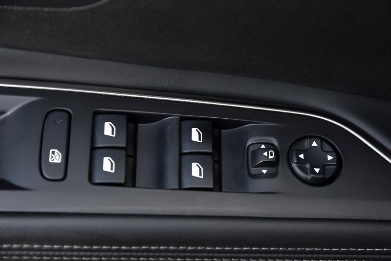 Peugeot 5008 2.0 HDi,7MÍST,LED,NAVI,KAMERA - fotka 10 z 50