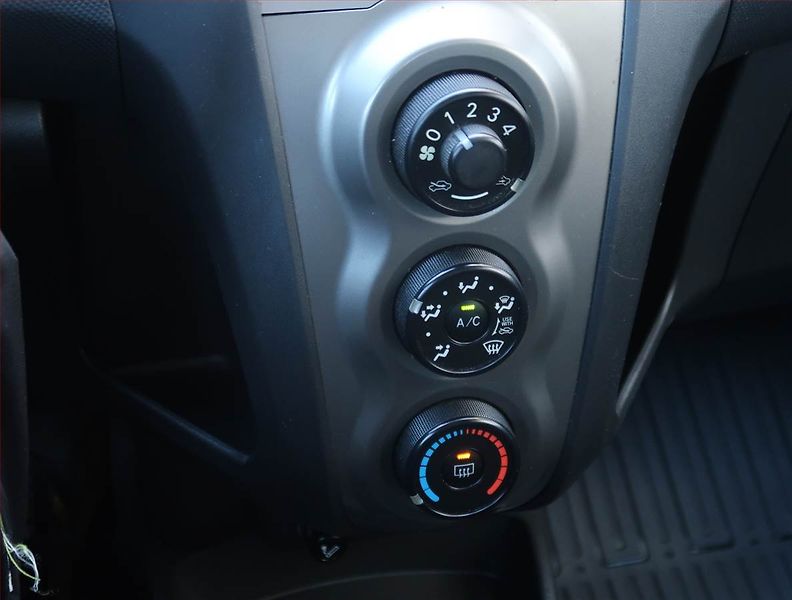 Toyota Yaris (2010) 1.0 VVT-i, ČR,1.maj - fotka 14 z 17