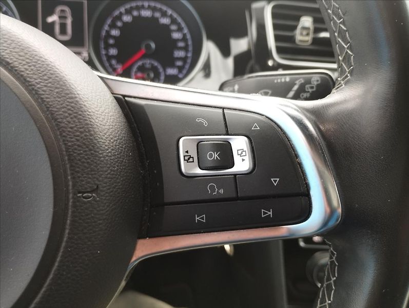 Volkswagen Golf 2,0 TDi 110KW R-Line - fotka 15 z 17