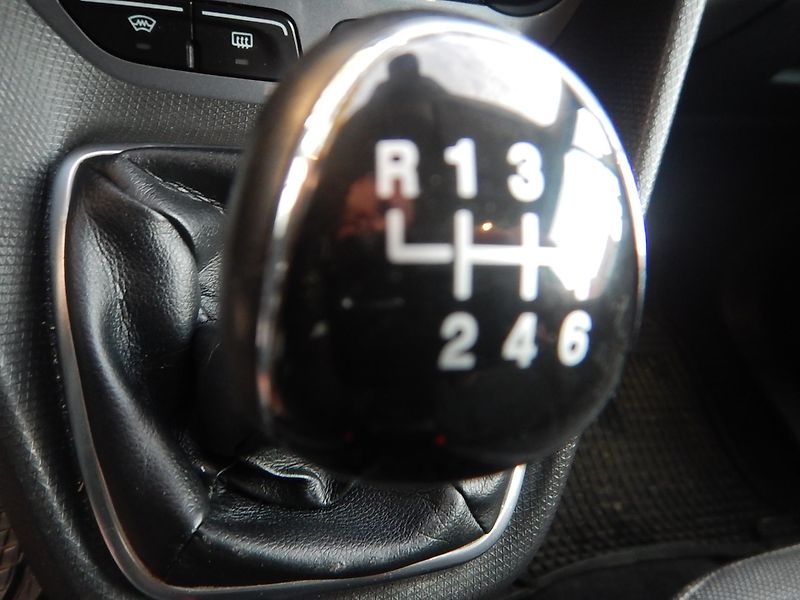 Ford Tourneo Connect 1.6 TDCi, 7 MÍST - fotka 21 z 29