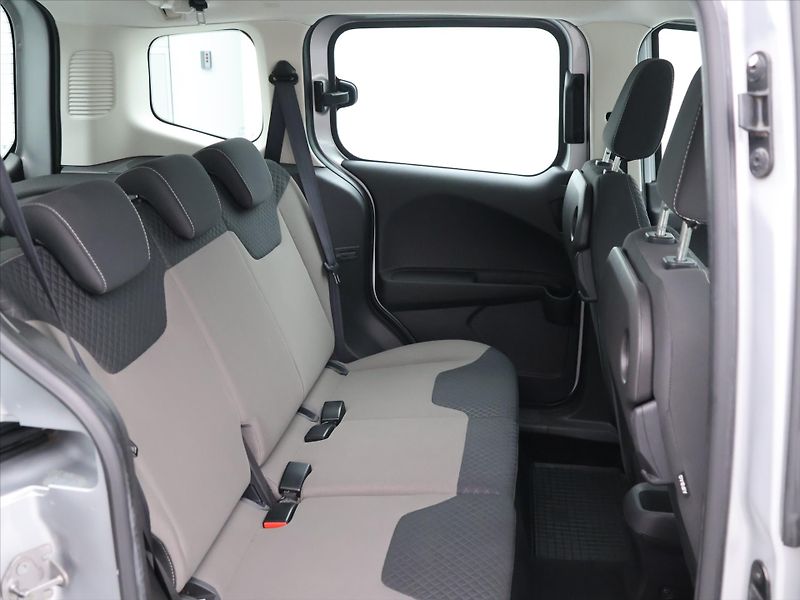 Ford Tourneo Courier 1,0 EB 74kW Titanium CZ 1.Maj. - fotka 13 z 34