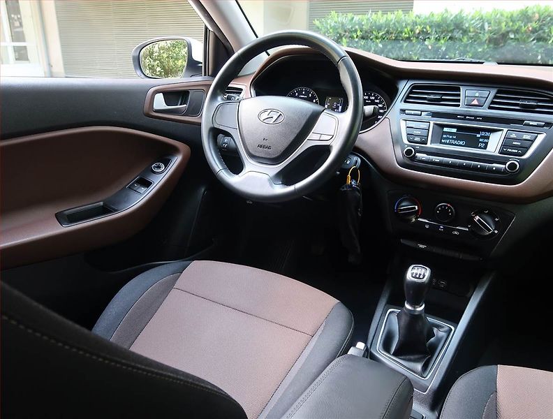 Hyundai i20 (2016) 1.2, LPG, Park. senzory - fotka 7 z 15