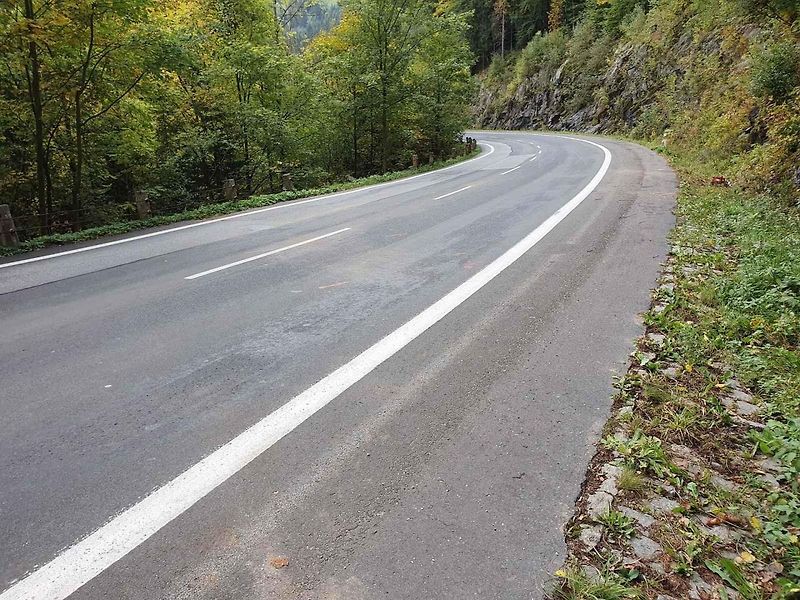 Silnice má táhlé zatáčky, ve kterých lze pohodlně udržovat vysokou rychlost.