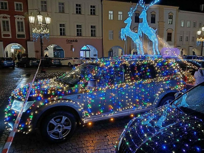 Sraz vánočně nazdobených aut v Kroměříži (prosinec 2024)