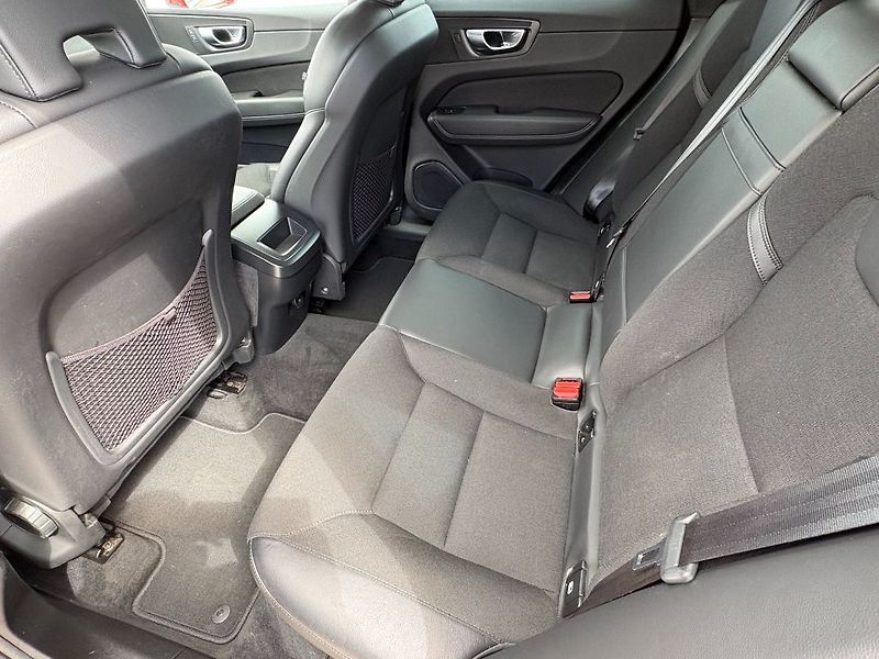 Volvo XC60 Momentum Pro B4 184kW - fotka 17 z 25