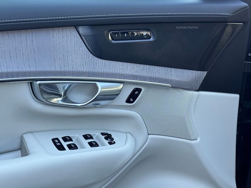Volvo XC90 PLUS T8, 360°,VZDUCH, VENTILAC - fotka 9 z 23