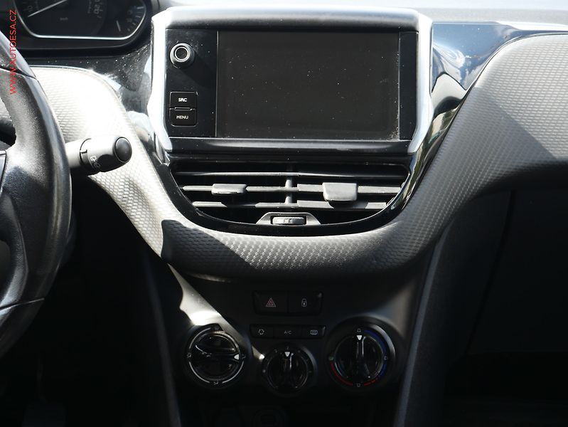 Peugeot 2008 (2015) 1.2i, AC, tempo - fotka 9 z 24