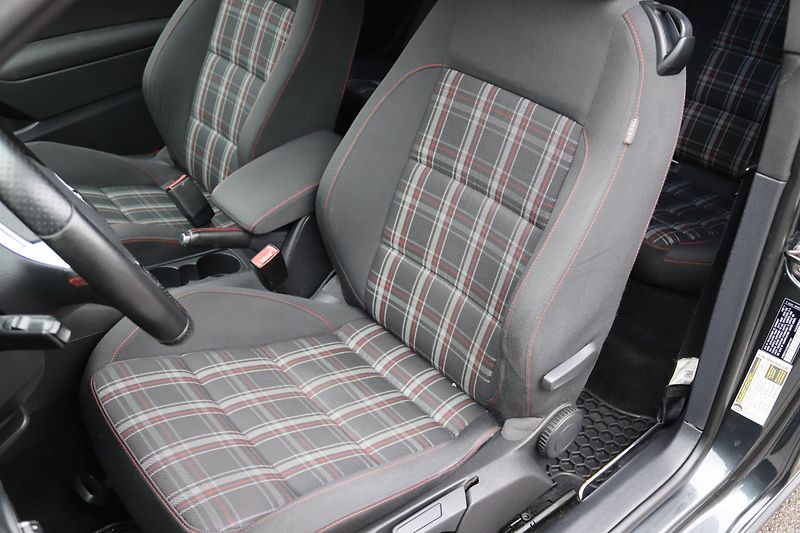 Volkswagen Golf GTI 2.0TSI 147kW - fotka 24 z 47