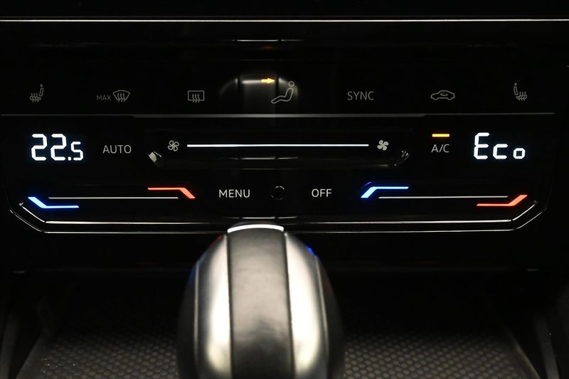 Volkswagen Passat 1,4 GTE 160 kW DSG Záruka až 5 - fotka 25 z 35