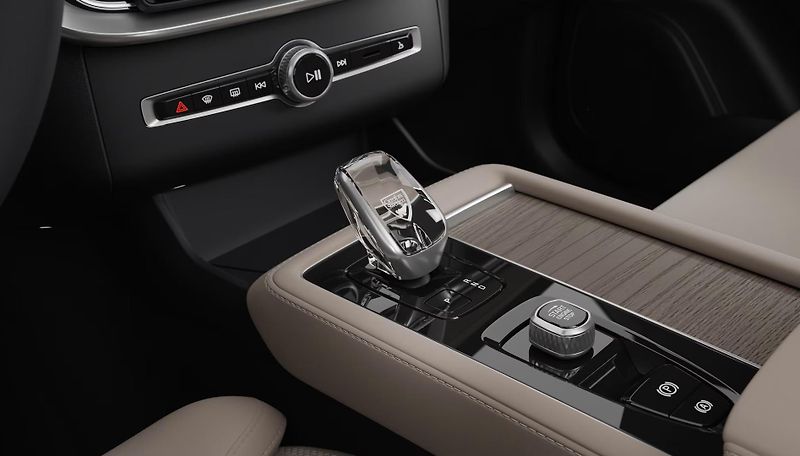 Volvo XC90 (2026) B5 AWD PLUS Dark+4 ROKY ZÁRUKA - fotka 17 z 18