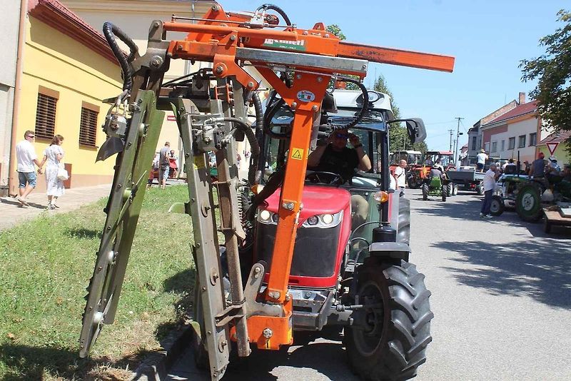 Podivínský mazec nabídl svůj třináct ročník. Jedinečná traktoriáda na Břeclavsku lákala poslední červencovou sobotu na spanilou jízdu, závody i přehlídku několika veteránů.