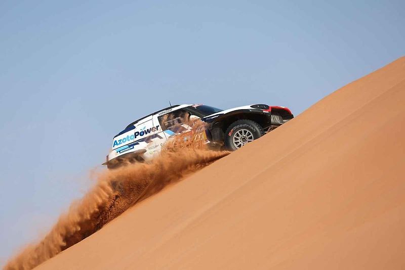 Účastníci Rallye Dakar zdolávají obrovské duny