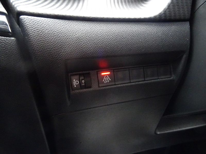 Peugeot 2008 (2023) ALLURE PACK 1.5 BHDi 130k EAT8 - fotka 26 z 41