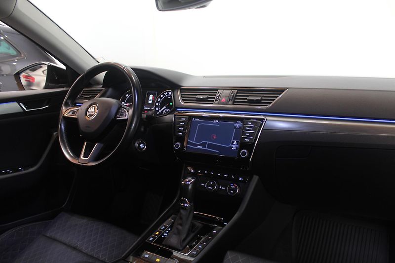 Škoda Superb (2015) 2.0TDI DSG STYLE+ Navi LED - fotka 28 z 43