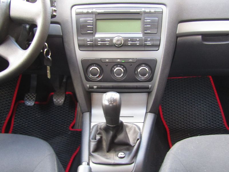 Škoda Octavia (2011) 1.6 MPI 75kW 1.MAJITEL - fotka 17 z 44