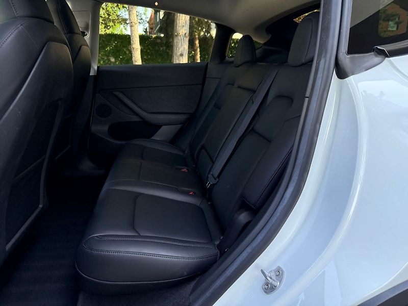 Tesla Model Y Standrart Range LFP Tažné - fotka 10 z 43