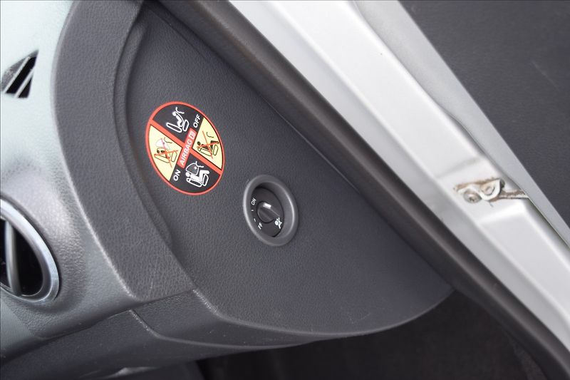 Dacia Sandero 1,2 i 55KW PO SERVISE - fotka 38 z 39