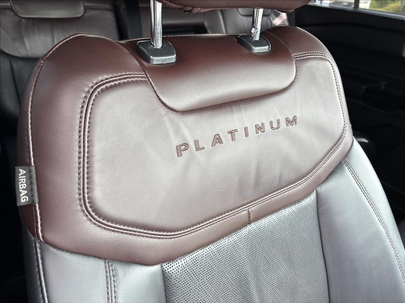 Ford Explorer 3,0 V6 PHEV Platinum AWD 7Míst - fotka 30 z 65