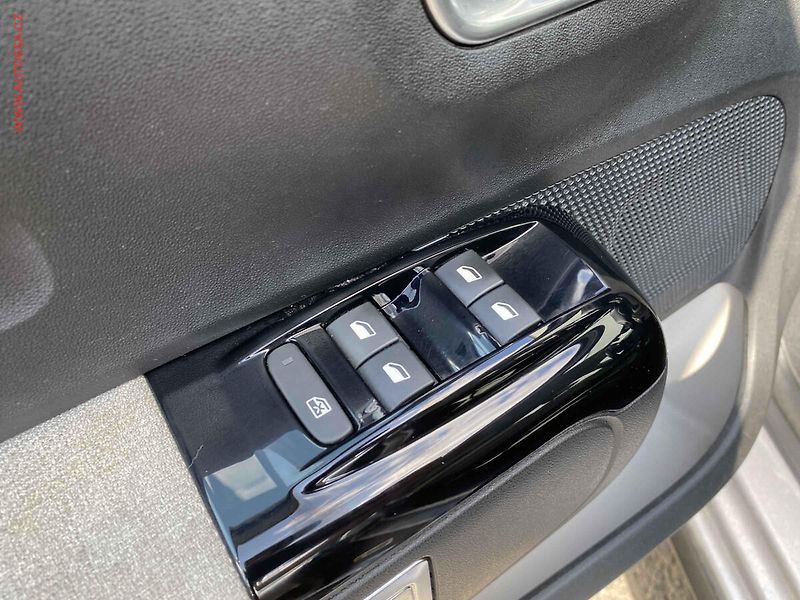 Citroën C3 (2018) 1.2 PT, Shine, navi - fotka 13 z 17