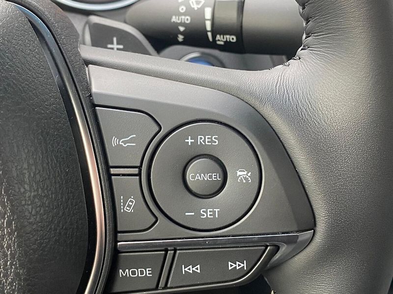 Toyota Camry 2,5 Hybrid  Executive VIP - fotka 21 z 33
