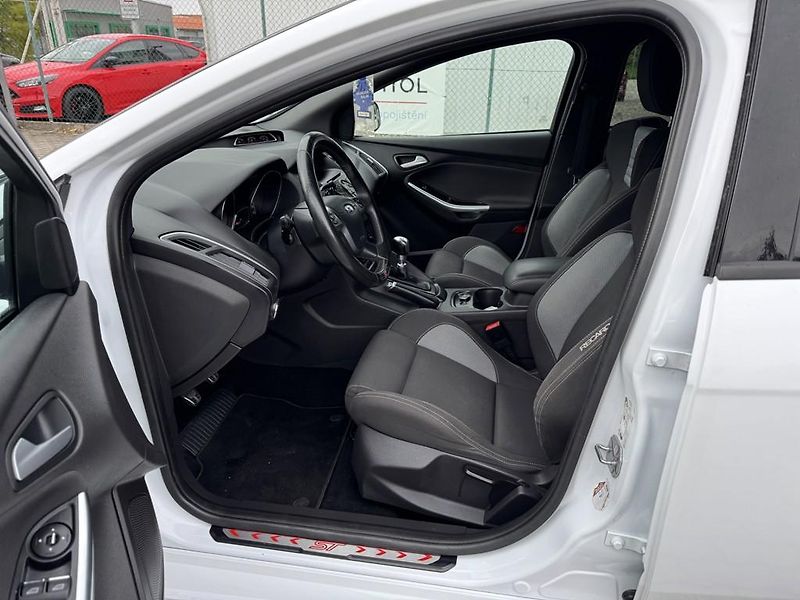 Ford Focus ST 2.0 EB 184 kW nehavar. - fotka 6 z 12