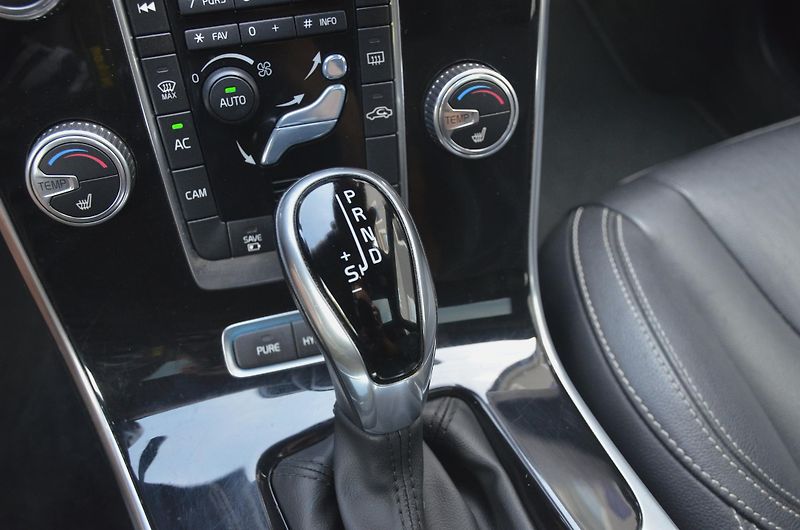 Volvo V60 (2016) 2.4 D6 AWD PHEV 212kW Momentum - fotka 31 z 39