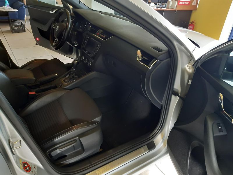 Škoda Octavia 2.0 TDI RS COMBI NAVI - fotka 25 z 29