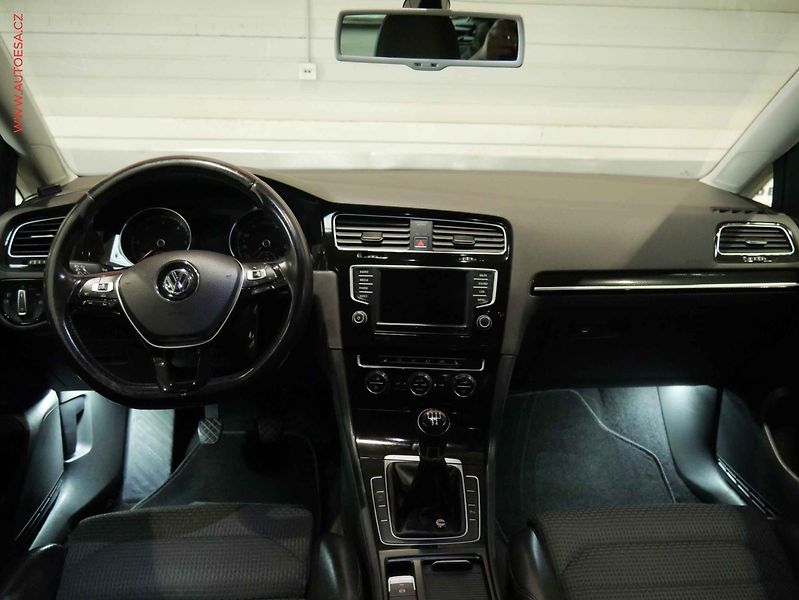 Volkswagen Golf (2015) 1.6TDI, ČR, navi, autoAC - fotka 8 z 19