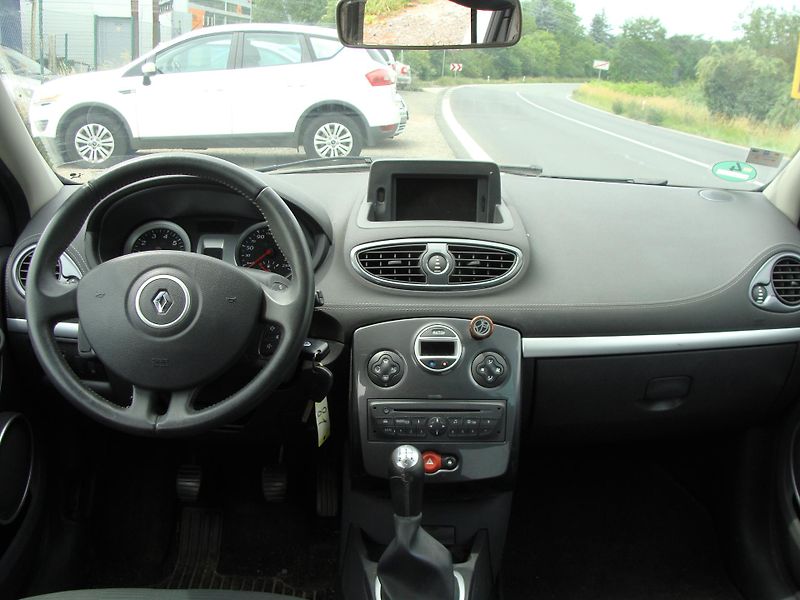 Renault Clio 1.2i, 74 kW, klimatizace - fotka 16 z 22