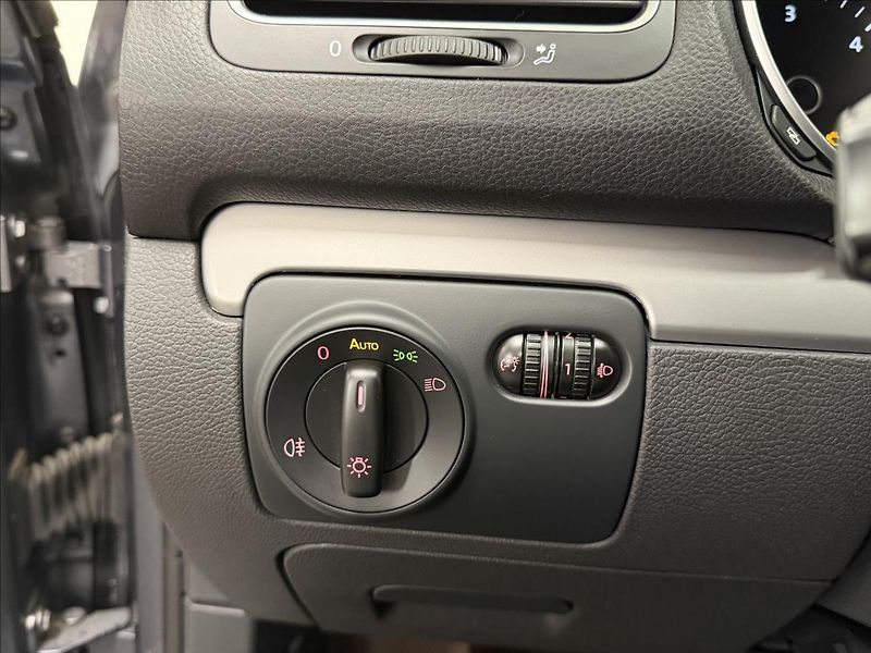 Volkswagen Golf 1,6 TDi 77 KW DSG NAVI PDC - fotka 20 z 31