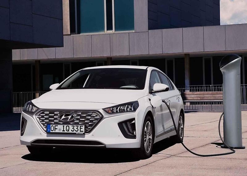 Hybridů do zásuvky, které mají emise pod 50 g CO2 na km, je v Česku přes dvě desítky.
