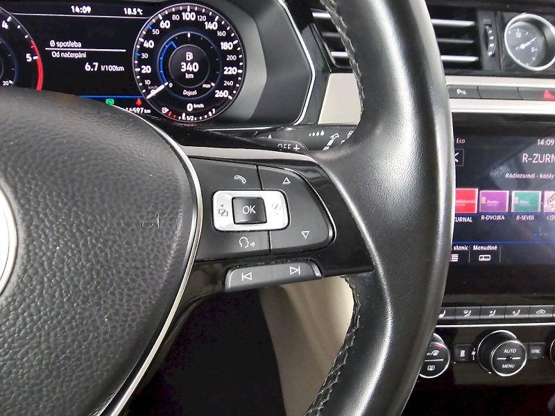 Volkswagen Passat (2018) 2.0TDI 140kW DSG R-line DSG 4x - fotka 9 z 35