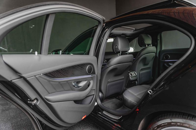 Mercedes-Benz Třídy E (2022) 53-AMG-4M-PANO-DIS-360-GTsport - fotka 17 z 17