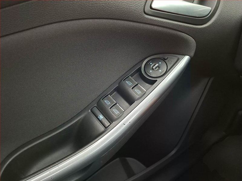 Ford Focus (2013) 2.0 TDCi, Automat, Tempomat - fotka 15 z 16