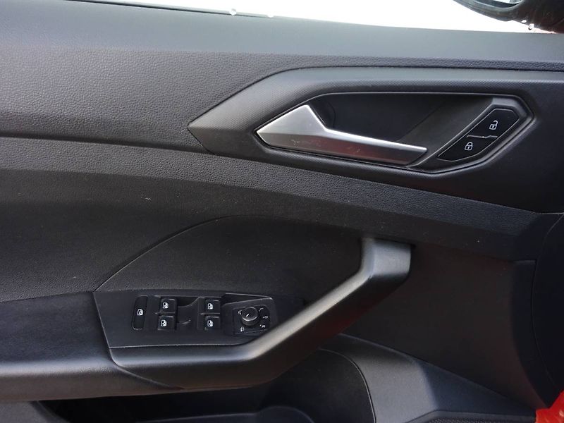 Volkswagen T-Cross (2021) 1,0TSi /70kW Bassis - fotka 19 z 26